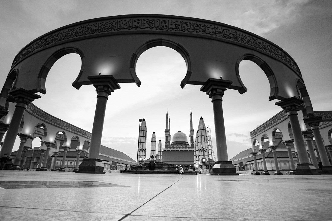Noah Jigsaw Puzzle Beautiful sunset in the Central Java Grand Mosque, Masjid Agung Jawa Tengah, Semarang, Jawa Tengah, Central Java, Indonesia in black white 2000 pieces