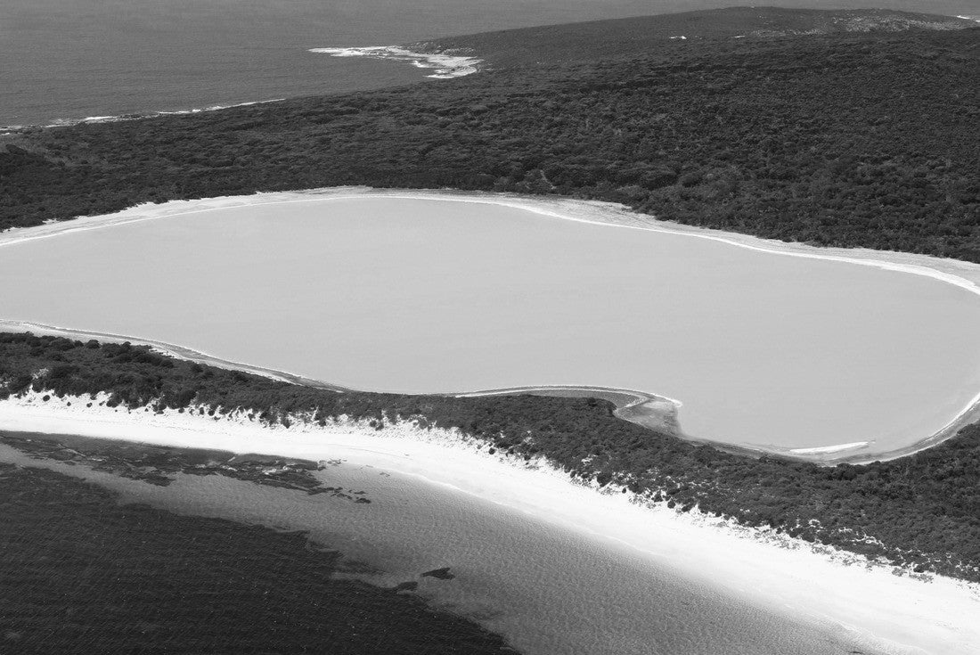 Lake Hillier, Western Australia: Amazing pink lake, natural landmark of Australia, in Middle Island, Recherche Archipelago Nature Reserve, near Esperance 2000pc PuzzleBlack and White