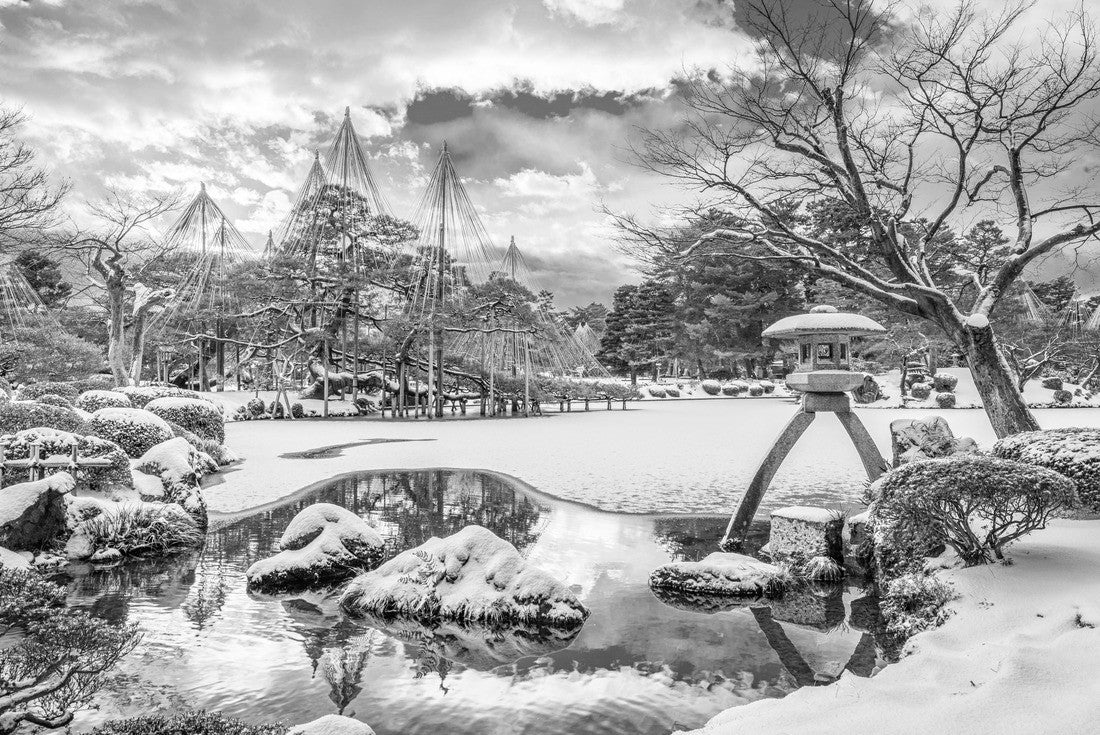 Kanazawa, Ishikawa, Japan winter gardens 2000pc PuzzleBlack and White