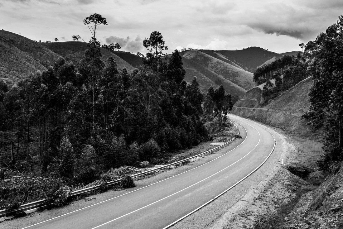 Noah Jigsaw Puzzle Mountain road in Uganda in black white 2000 pieces