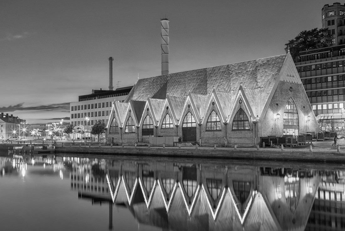 Feskekorka (Fish Church) is a fish market in Gothenburg, Sweden, which got its name from its similarity to a neo-Gothic church 2000pc PuzzleBlack and White