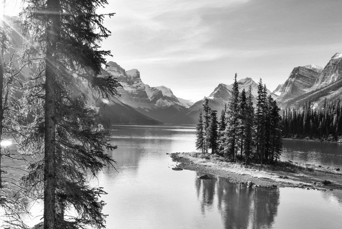 Beautiful Spirit Island in Maligne Lake, Jasper National Park, Alberta, Canada 2000pc PuzzleBlack and White