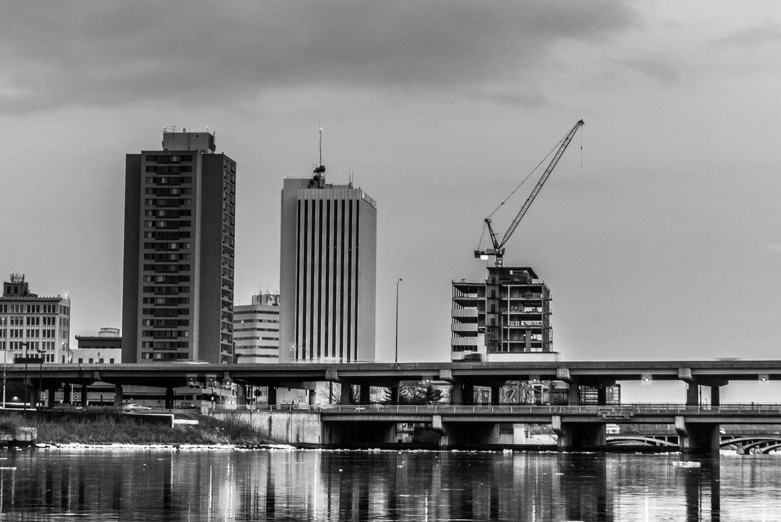 Cedar Rapids skyline with water 2000pc PuzzleBlack and White