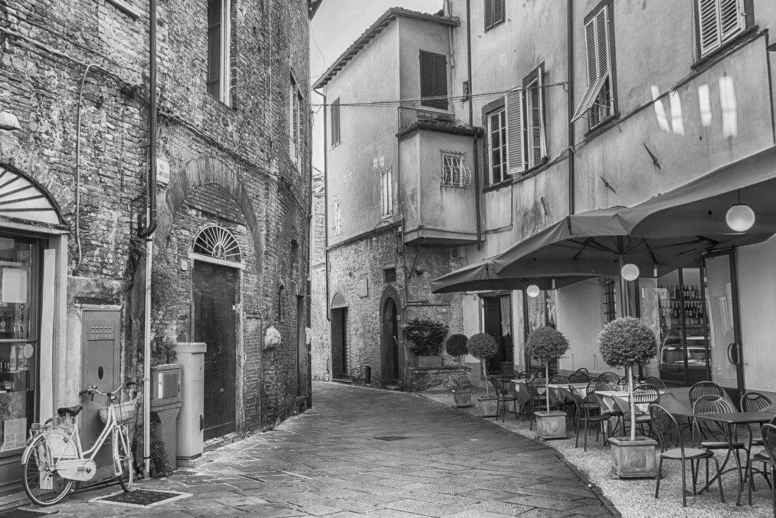Siesta hour in the old town of Lucca, Italy 2000pc PuzzleBlack and White