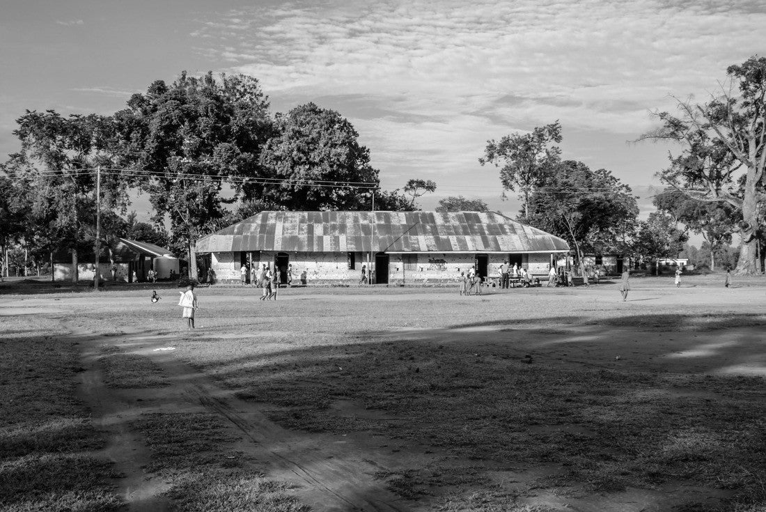Noah Jigsaw Puzzle Kolonyi, Uganda: Many students with purple uniform waiting to enter the primary school in Kolonyi near Mbale in Uganda on a beautiful morning in November in black white 2000 pieces