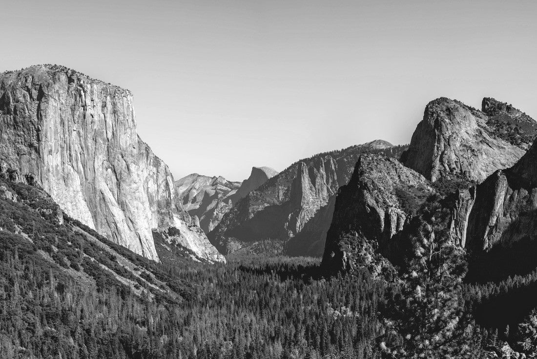 Classic Valley view in Yosemite National Park, California. The must-go attraction for tourists visiting California. Half dome 2000pc PuzzleBlack and White