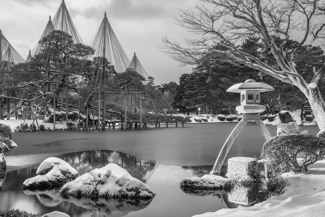 Kanazawa, Ishikawa, Japan winter at Kenrokuen Gardens 2000pc PuzzleBlack and White