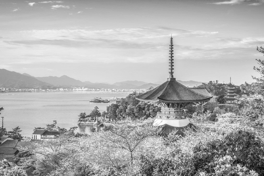 Miyajima, Hiroshima, Japan spring landscape 2000pc PuzzleBlack and White