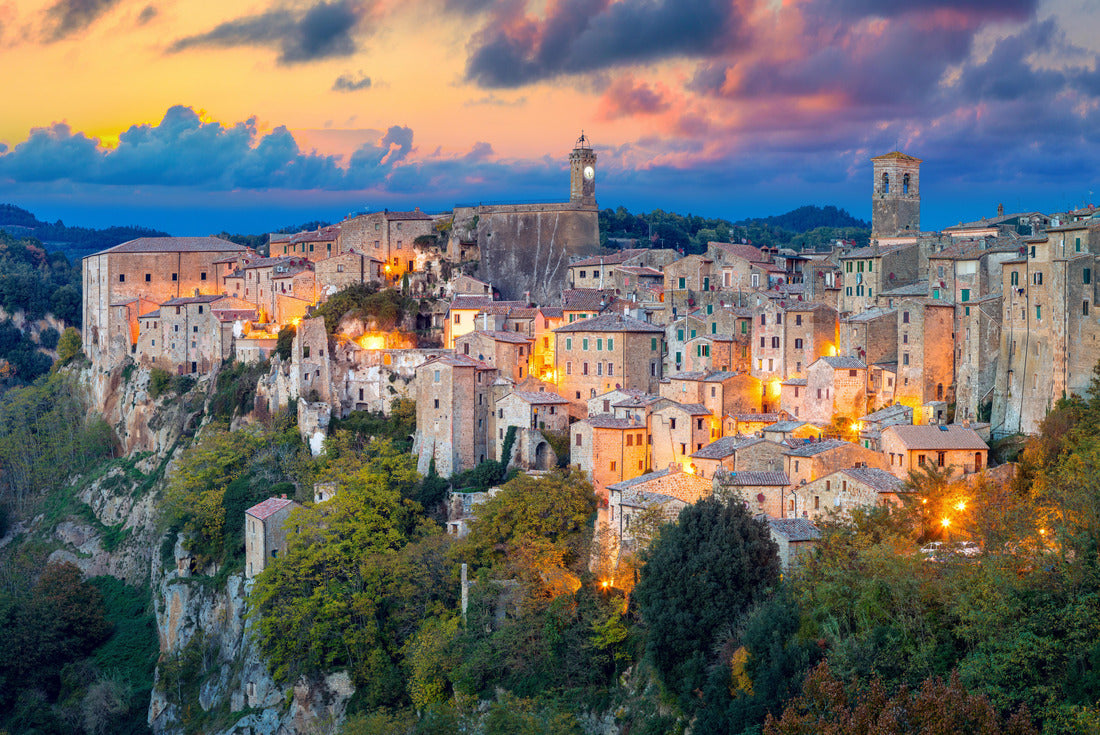 Sorano at sunset in the evening with old traditional buildings and lighting. Old town in the province of Grosseto, Tuscany (Tuscany), Italy 2000pc Puzzle