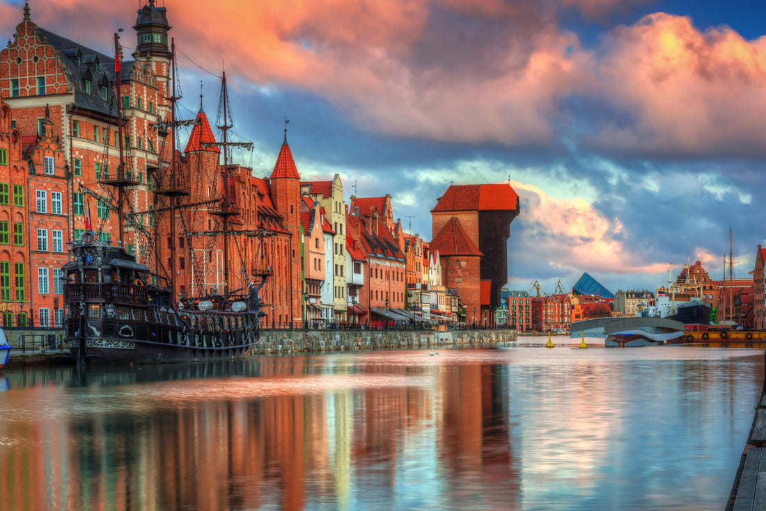 Beautiful scenery of the old town of Gdansk over the Motlawa river at sunrise, Poland 2000pc Puzzle