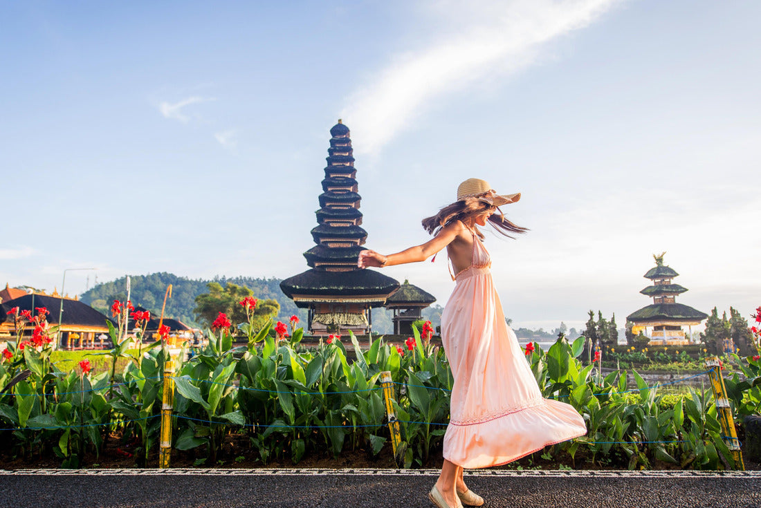Young woman at the Pura Ulun Danu Bratan, Bali. Hindu temple surrounded by flowers on Bratan lake, Bali 2000pc Puzzle
