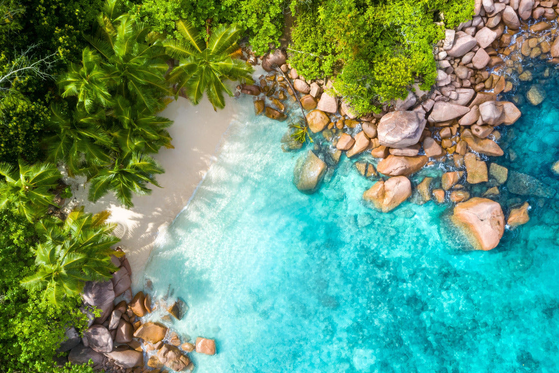 Isolated small beach in the bay of Anse Lazio beach, Praslin, Seychelles 2000pc Puzzle