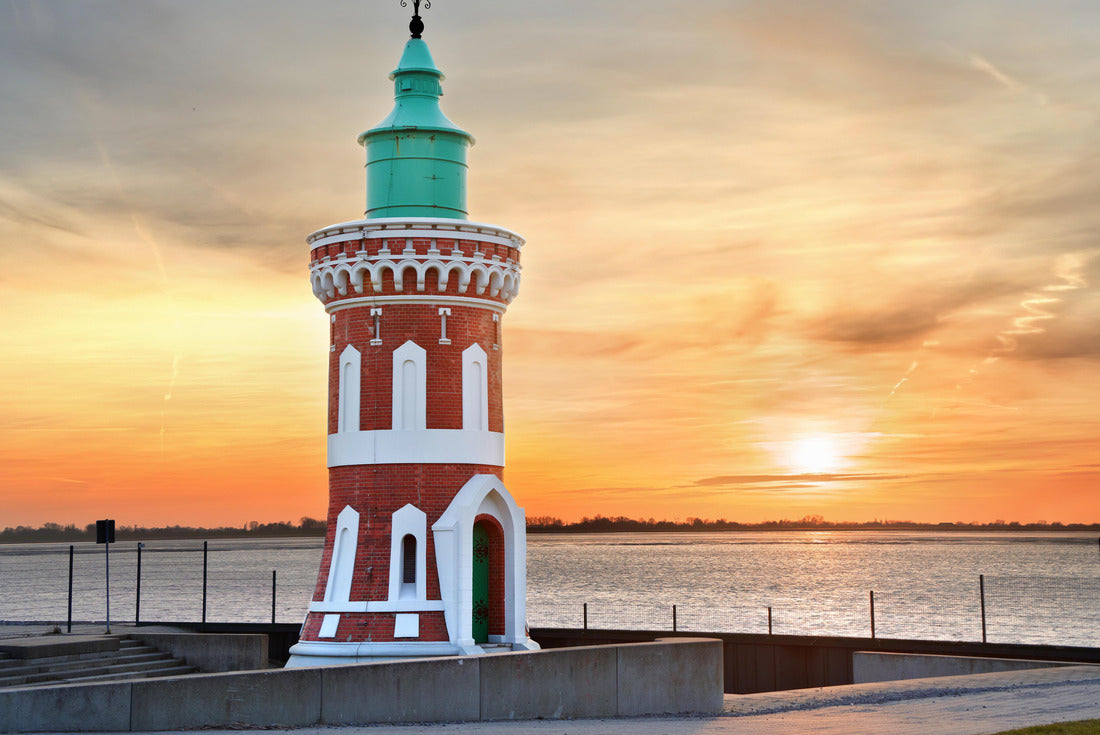 Sunset behind the historic lighthouse “Kaiserschleuse Ostfeuer” in Bremerhaven, Germany 2000pc Puzzle