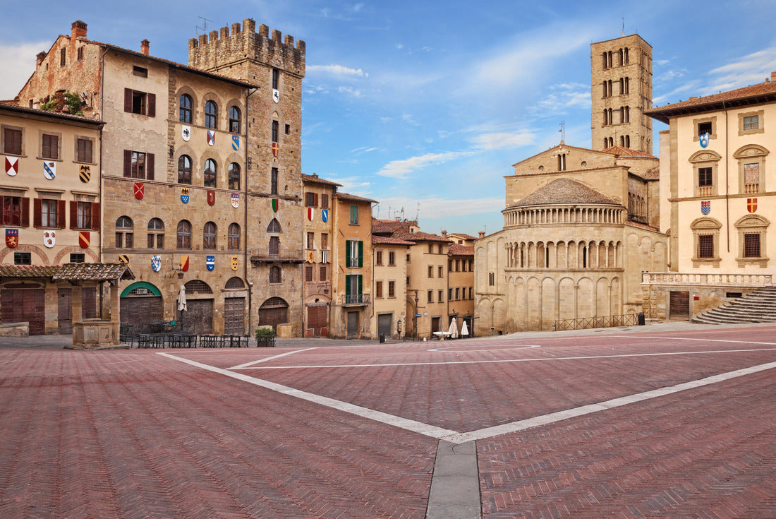 Arezzo, Tuscany, Italy: the main square Piazza Grande with the medieval church and buildings, in the old town of the ancient Italian city of art 2000pc Puzzle