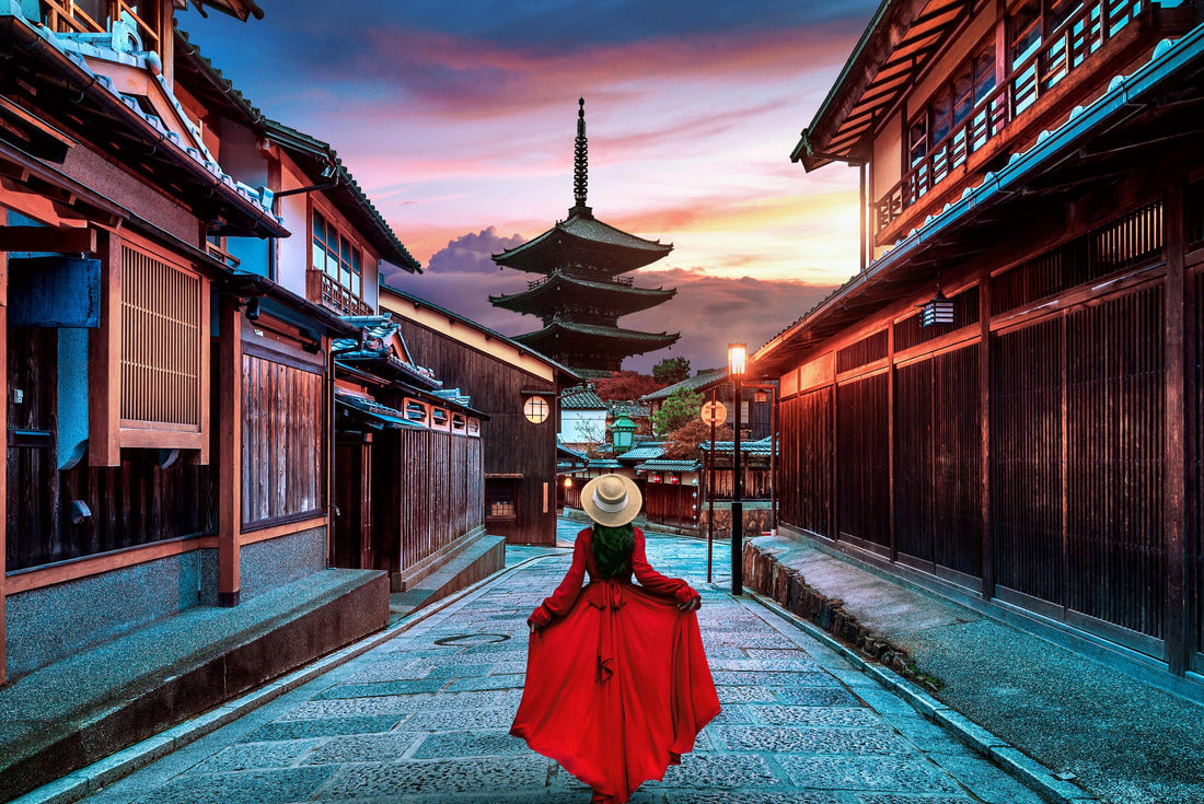 Noah Jigsaw Puzzle Woman walking at Yasaka Pagoda and Sannen Zaka Street in Kyoto, Japan 2000 pieces