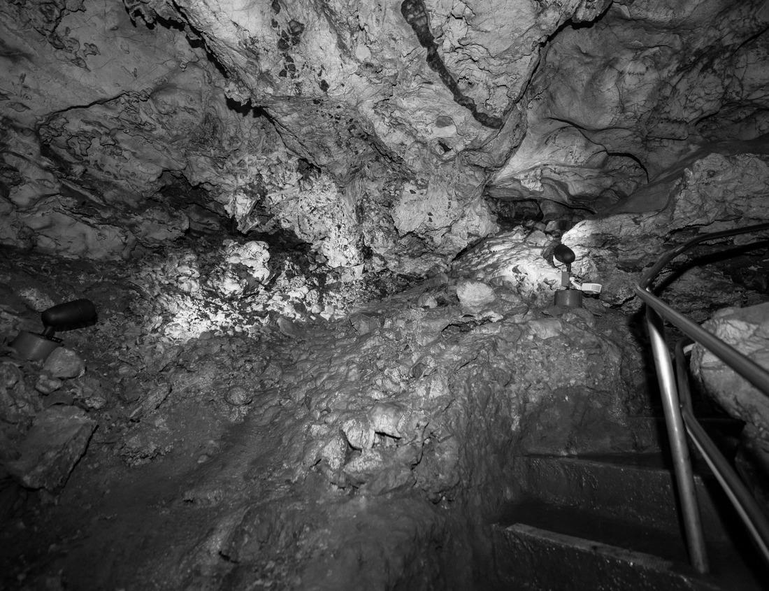 Noah Jigsaw Puzzle Tanca gora - stonehenge in Bela krajina, Slovenia in black white 1000 pieces