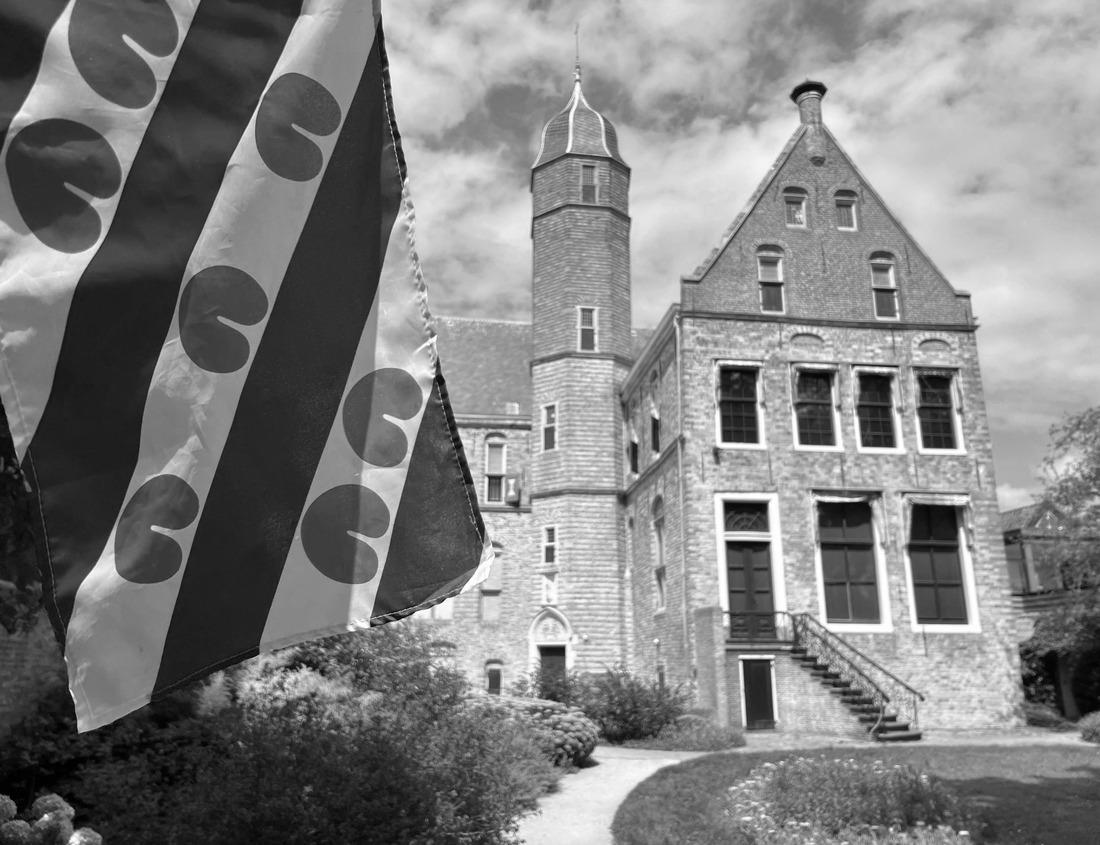 Noah Jigsaw Puzzle Zurich, Switzerland old town skyline over the Limmat River on an autumn morning in black white 1000 pieces
