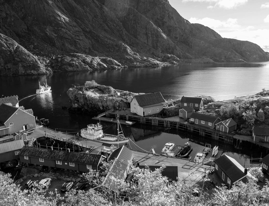 Noah Jigsaw Puzzle A picturesque road stretches towards the majestic, snow-capped Grand Teton Mountains under a vibrant sky. The landscape captures the serene beauty of Wyoming, evoking feelings of adventure in black white 1000 pieces