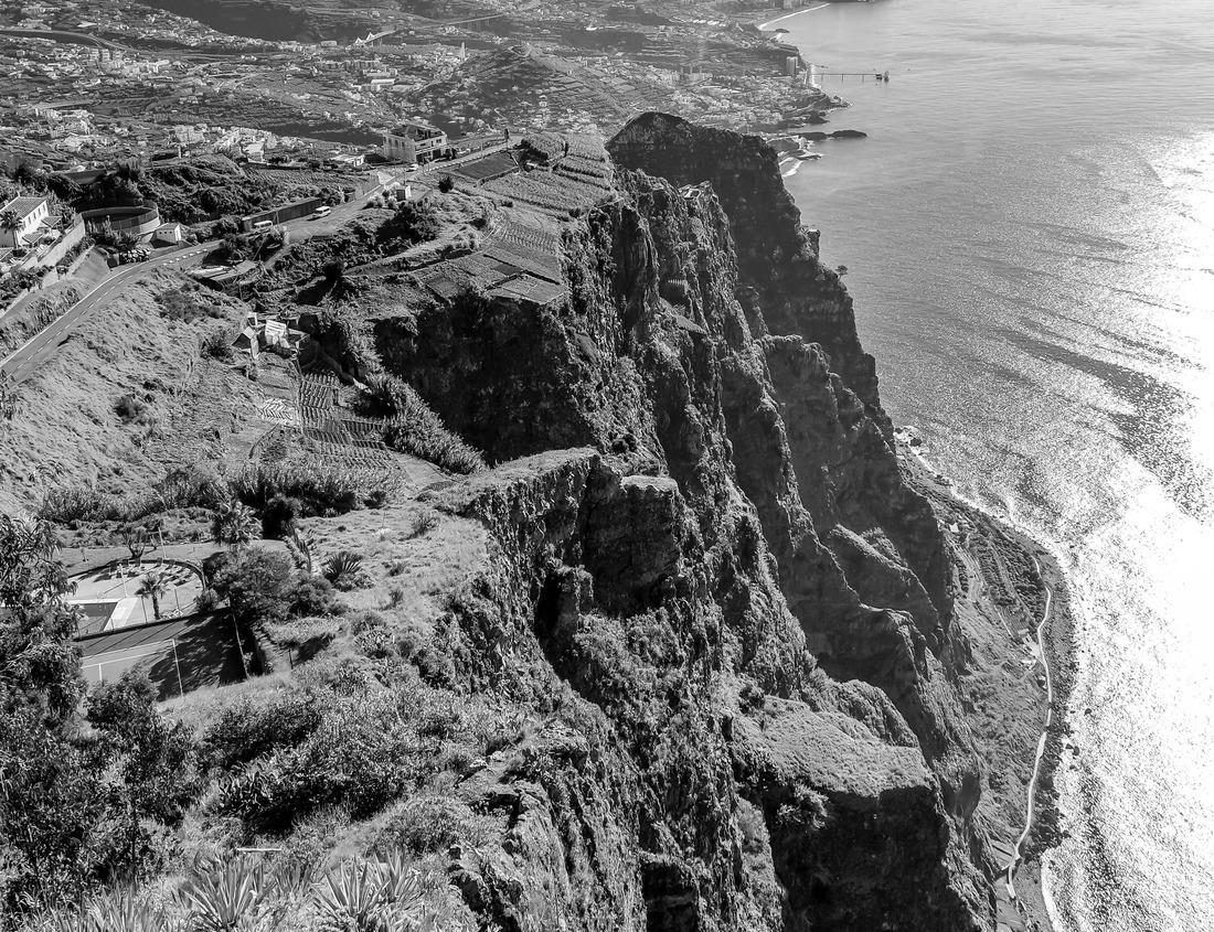 Noah Jigsaw Puzzle The Menara Pavilion and Gardens in Marrakesh, Morocco, captured at sunset with vibrant reflections on the serene lake, showcasing iconic Moroccan architecture in black white 1000 pieces