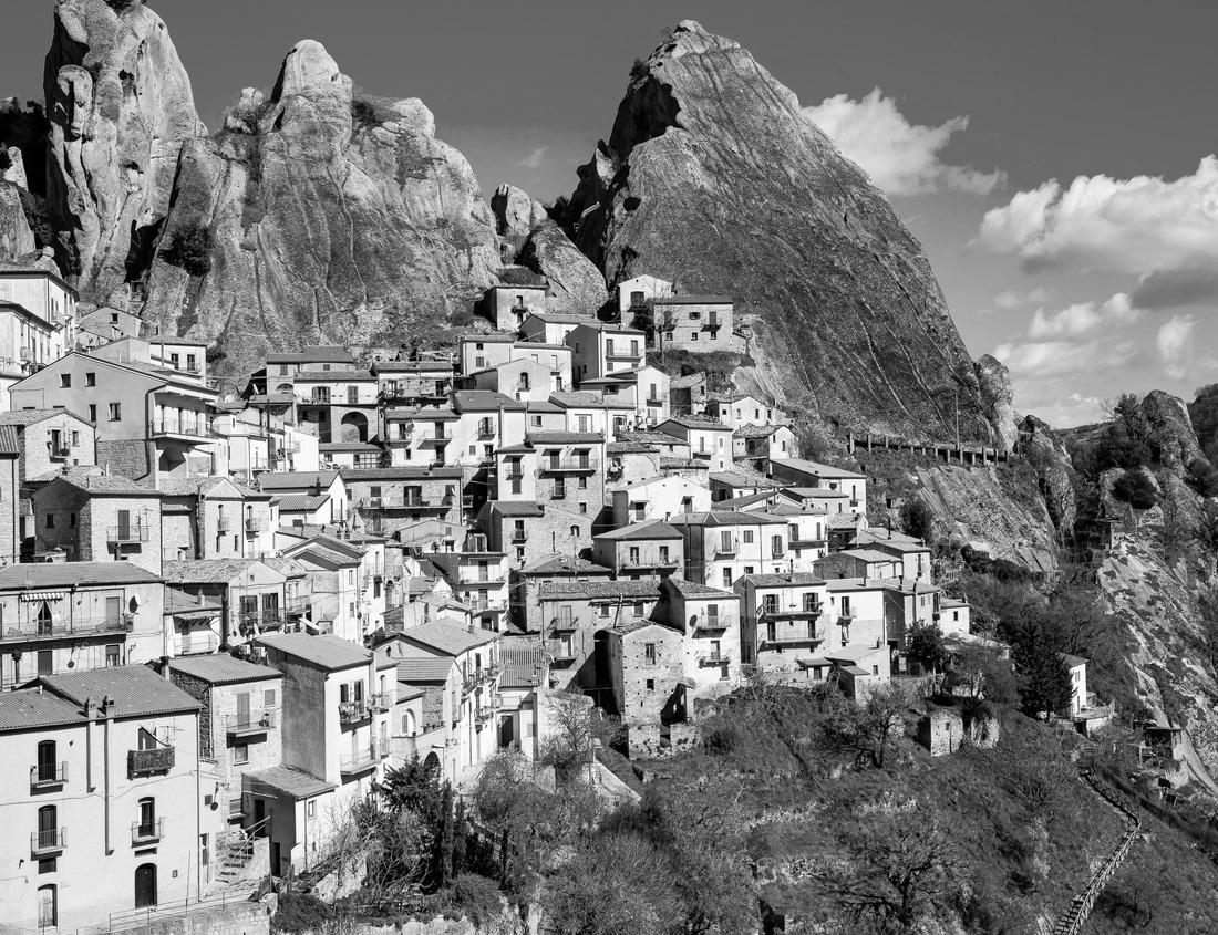 Noah Jigsaw Puzzle Historic Triumphal Arch in Rissani, Morocco, Surrounded by Palm Trees on a Sunny Day in black white 1000 pieces