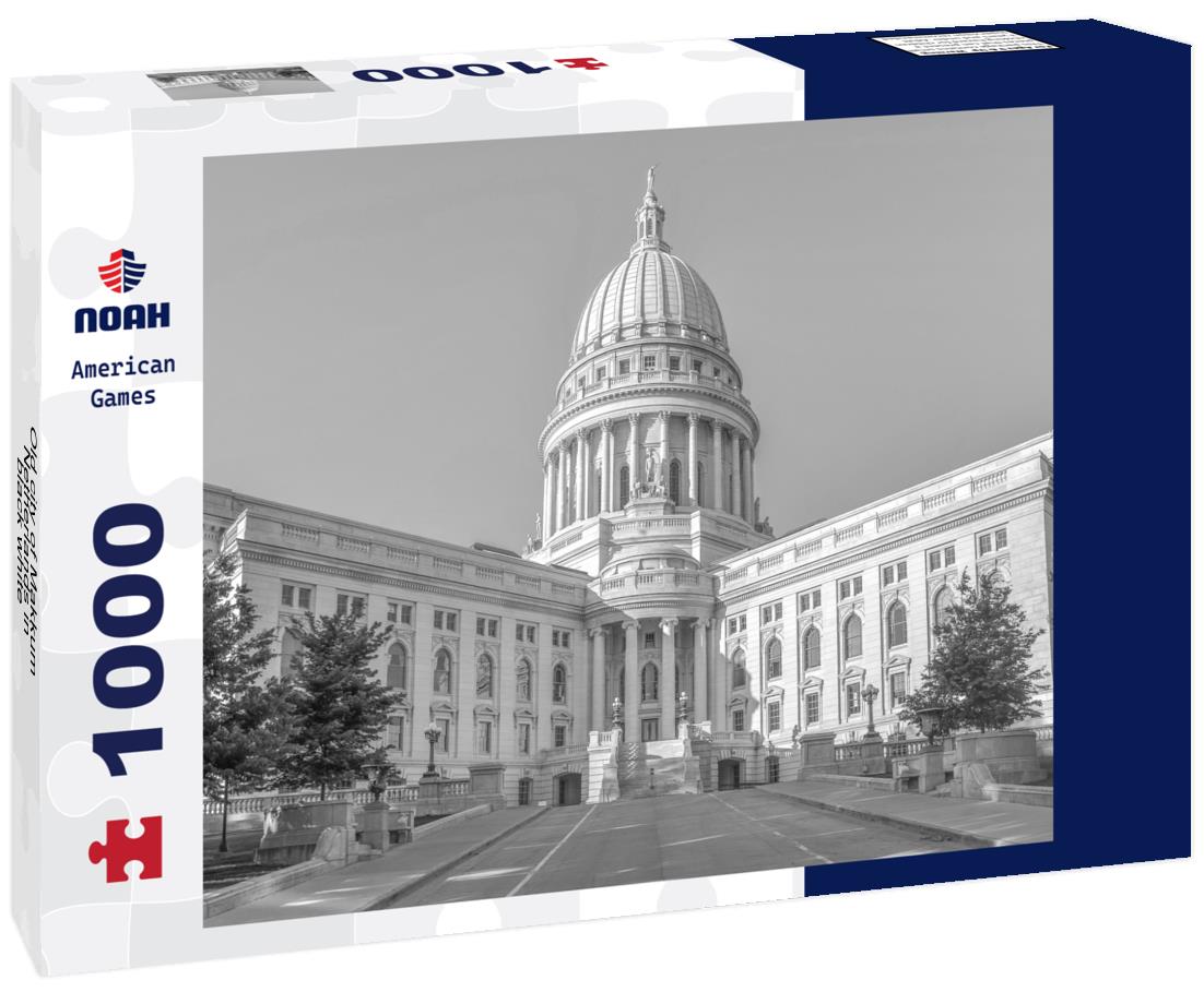 Noah Jigsaw Puzzle Old city of Makkum, Netherlands in black white 1000 pieces