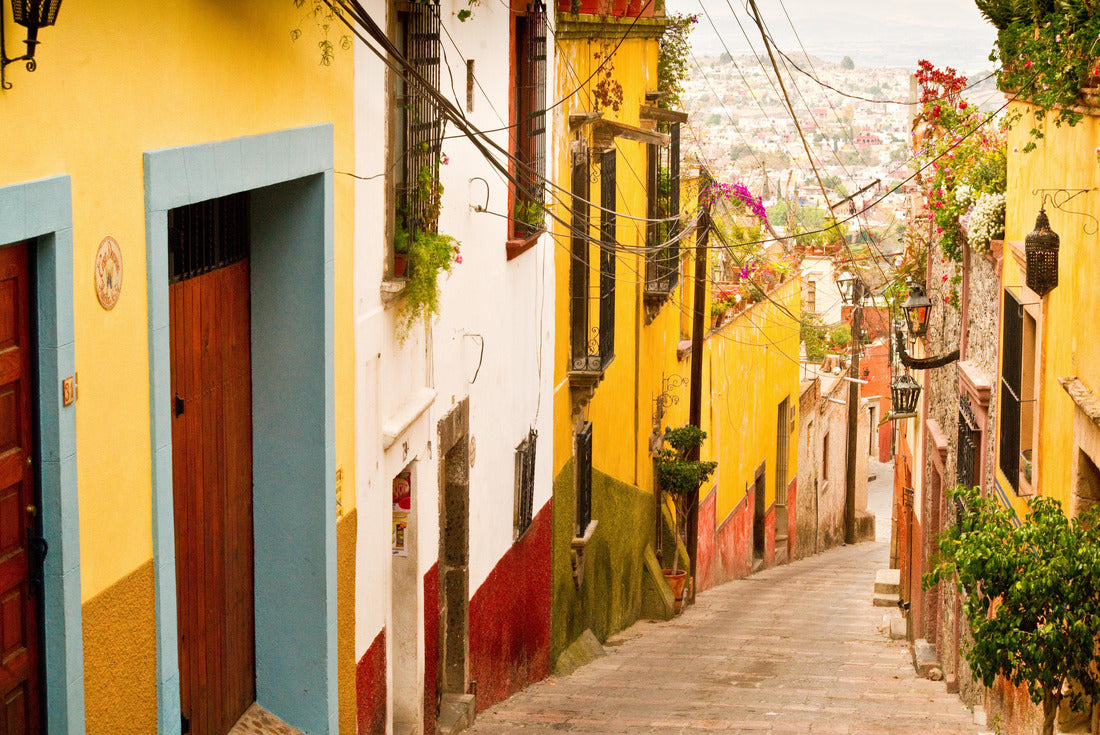 A picturesque street scene in charming San Miguel de Allende, Mexico 2000pc Puzzle