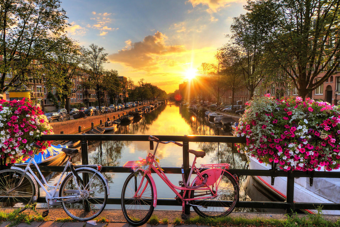 Beautiful sunrise over Amsterdam, Netherlands, with flowers and bicycles on the bridge in spring 2000pc Puzzle