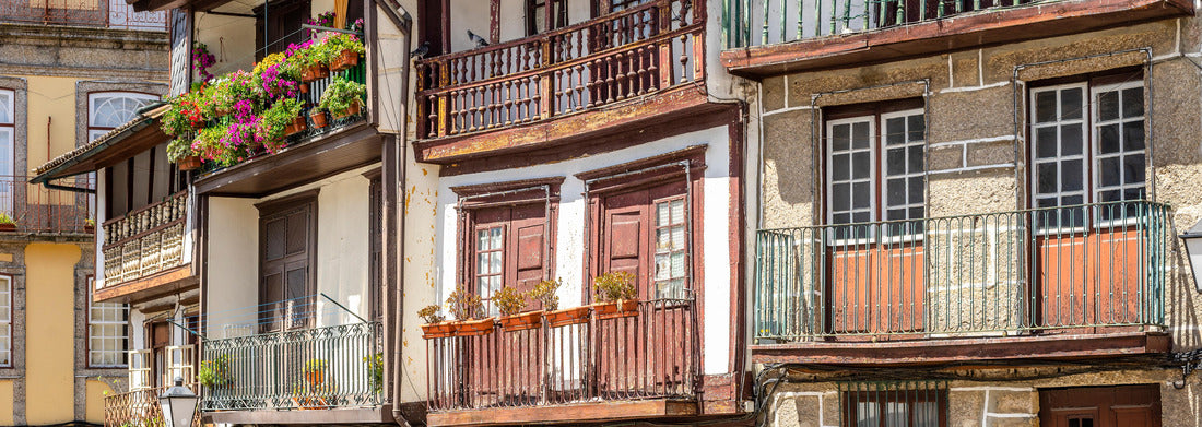 Noah Jigsaw Puzzle Medieval architecture of São Tiago square in the old town of Guimarães, Portugal panorama 1000 pieces