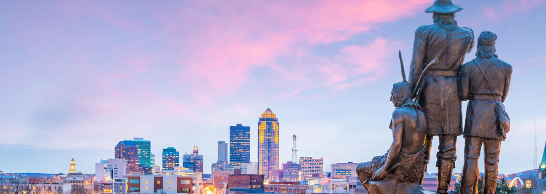 Noah Jigsaw Puzzle Des Moines Iowa skyline in the United States with The Pioneer of the former territorial statue (more than 60-year-old statue) was completed in 1892 panorama 1000 pieces