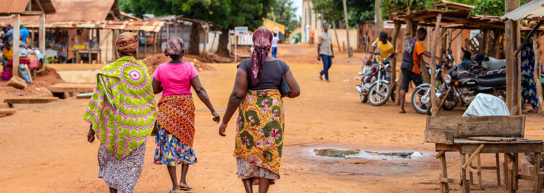 Noah Jigsaw Puzzle Village Togoville in Togo. Women walk in African outfits in the village. Voodoo religion in Togo, West Africa. Markets Togoville and Lomé voodoo panorama 1000 pieces