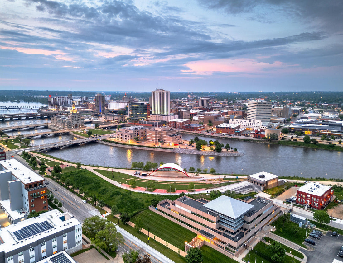 Noah Jigsaw Puzzle Cedar Rapids, Iowa, USA Cityscape on the Cedar River at dusk 1000 pieces
