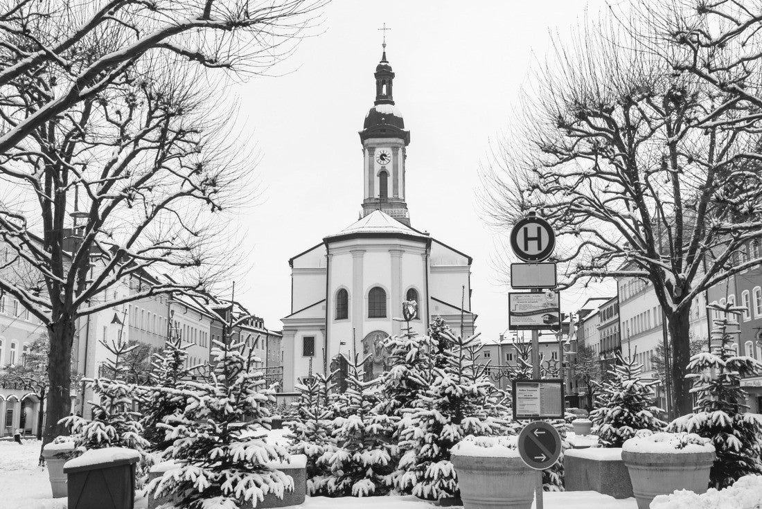 Noah Jigsaw Puzzle The town square of Traunstein in winter, with the Catholic church in the background. German winter. Bavaria in black white 2000 pieces