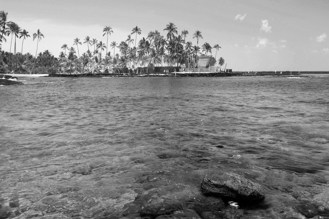 Pu'uhonua O Honaunau National Historical Park. Big Island Hawaii 2000pc PuzzleBlack and White