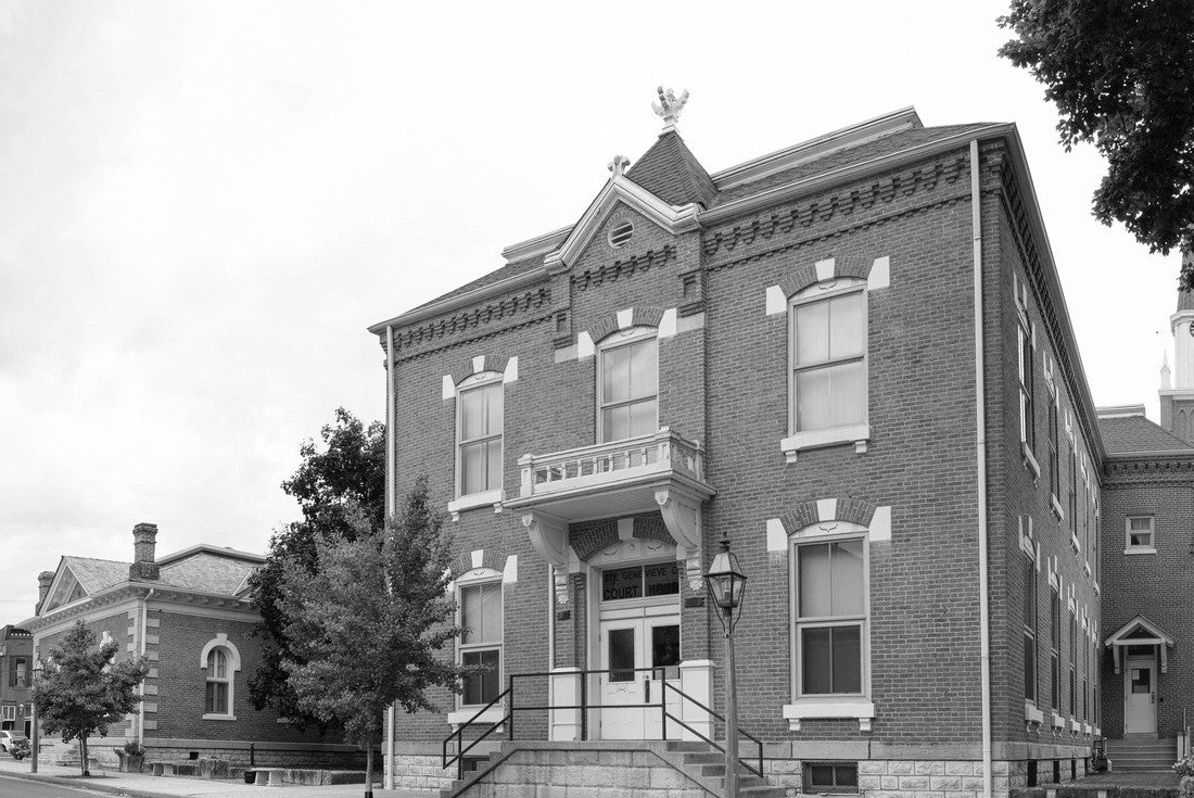 The County Clerk building in Ste. Genevieve, Missouri, USA 2000pc PuzzleBlack and White