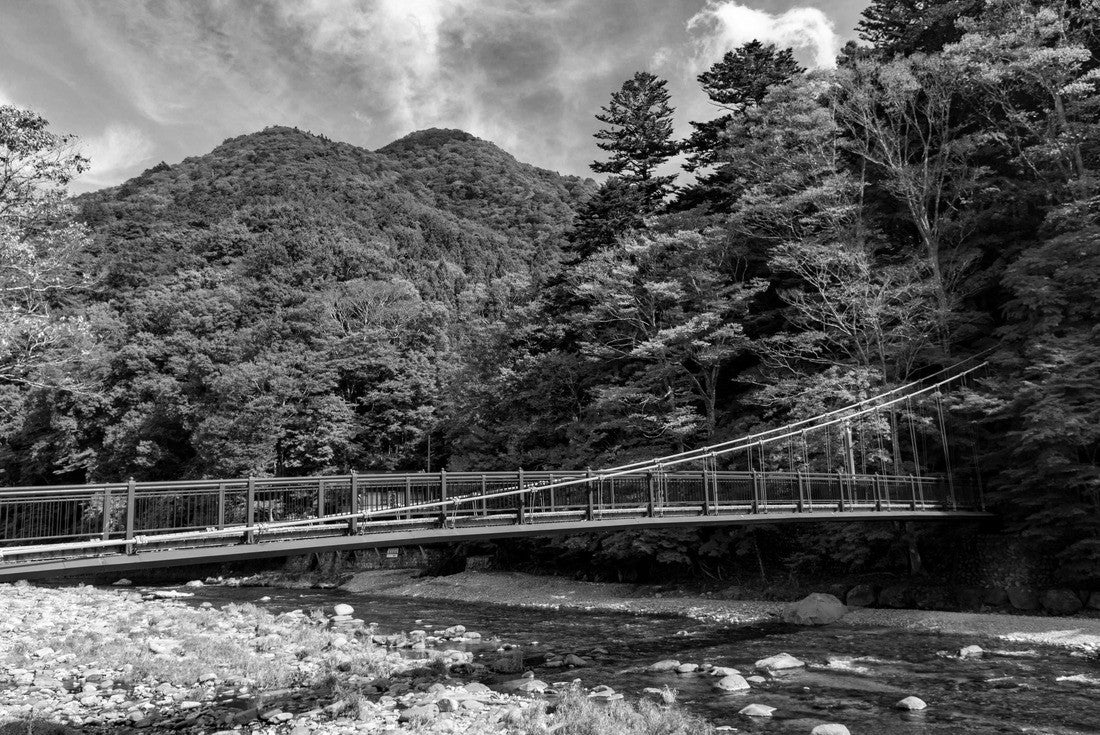 Japanese hot spring area Shiobara Onsen, Tochigi Prefecture Red suspension bridge 2000pc PuzzleBlack and White