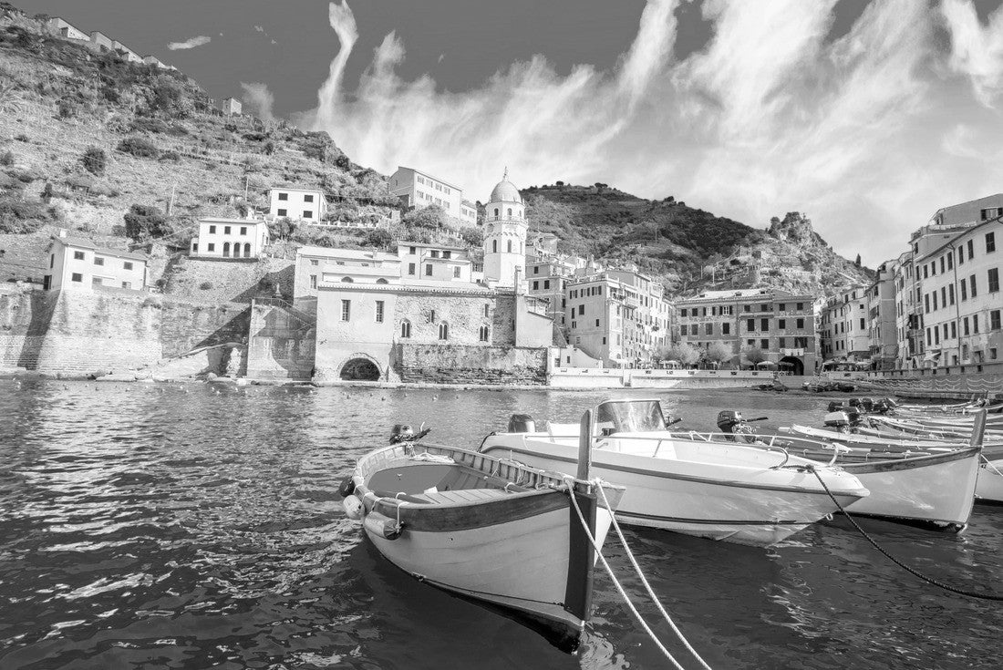fishing boat in Vernazza - Cinque Terre on the mountain near the Mediterranean Sea in Liguria - Italy 2000pc PuzzleBlack and White