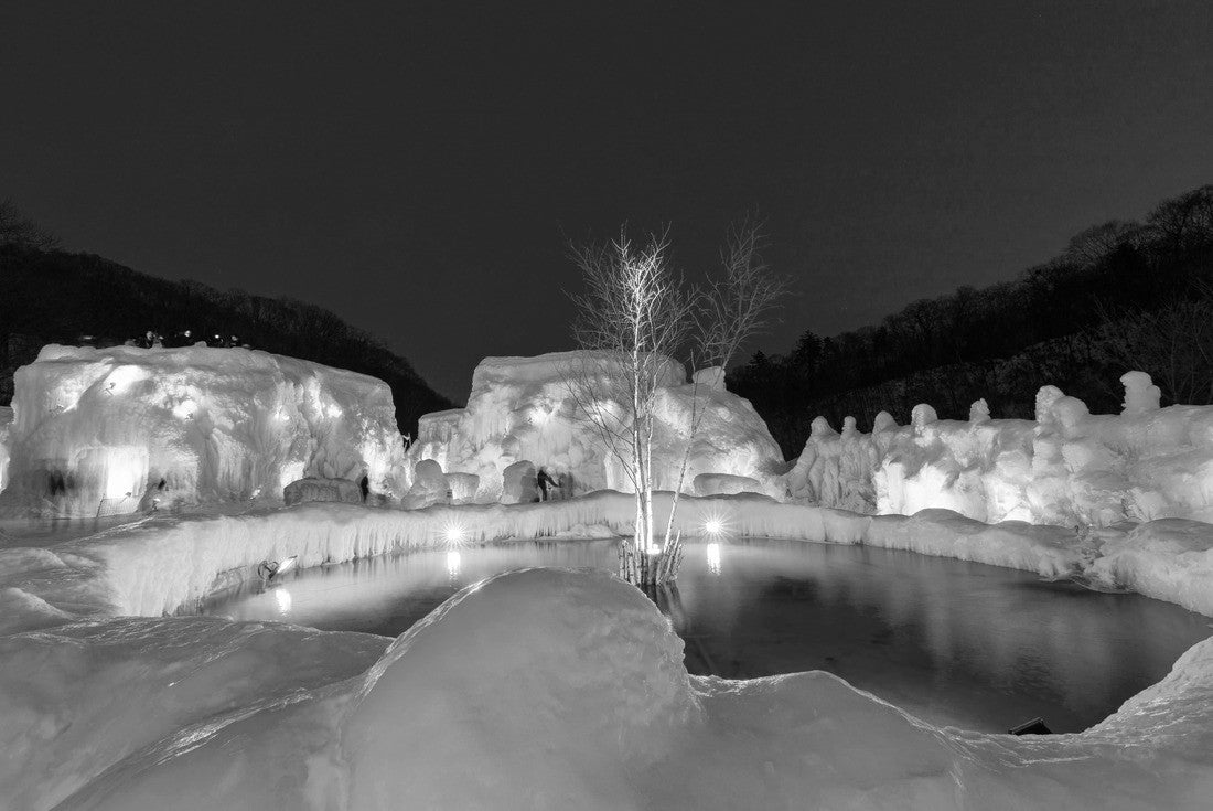 Noah Jigsaw Puzzle Ice pillar festival in Lake Shikotsu in Hokkaido in black white 2000 pieces