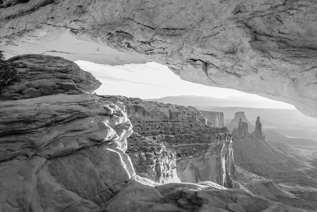 Noah Jigsaw Puzzle Mesa Arch, Canyonlands National Park, near Moab, Utah, USA in black white 2000 pieces