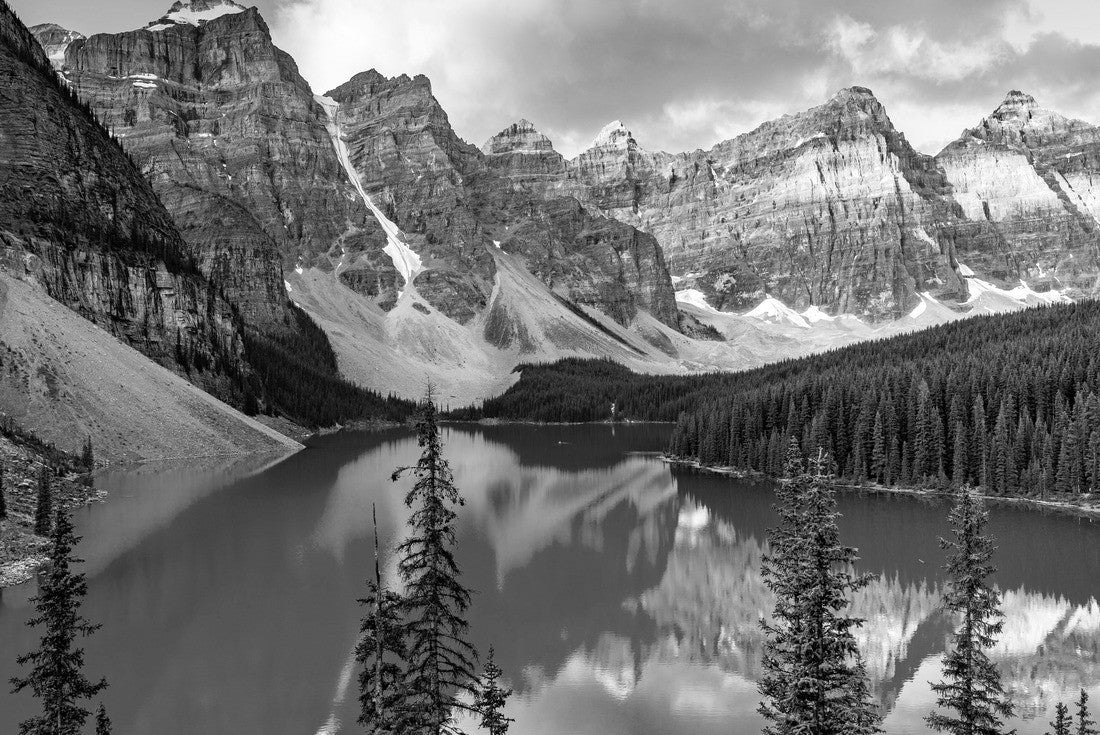 Noah Jigsaw Puzzle Moraine Lake at sunrise, Banff. Canadian Rockies, Alberta, Canada in black white 2000 pieces