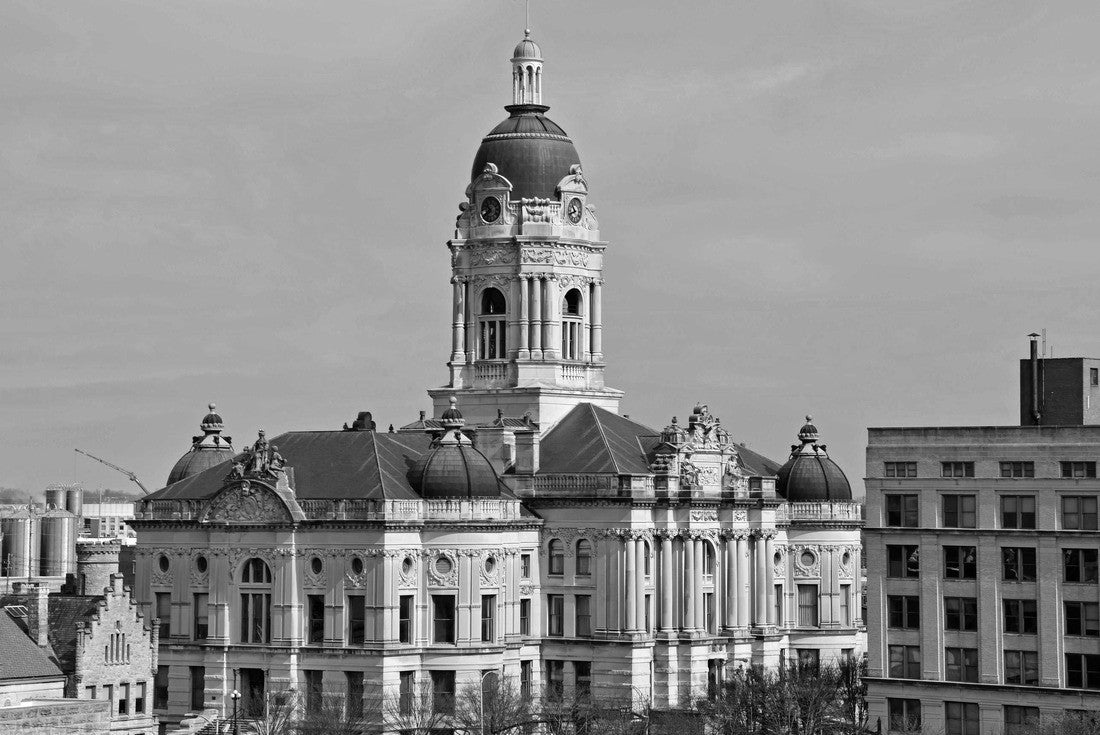 Noah Jigsaw Puzzle Cityscape of the old courthouse Evansville, Indiana in black white 2000 pieces