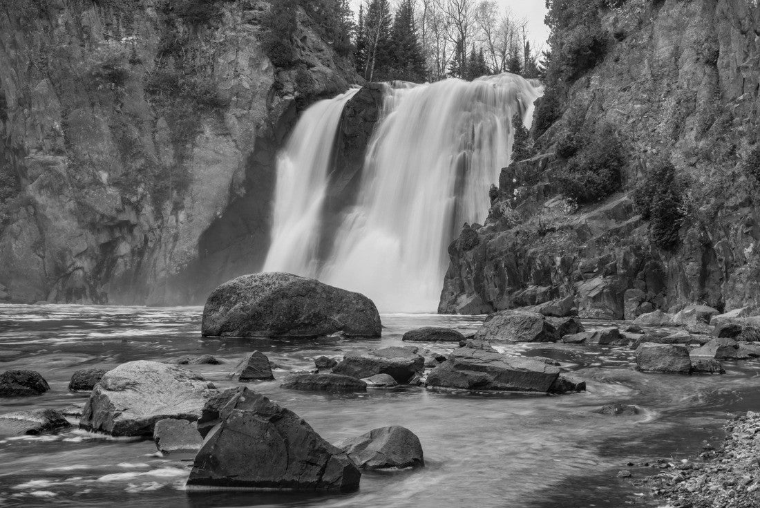 The falls of the baptism river on an autumn day in Tettegouche State Park, Minnesota 2000pc PuzzleBlack and White