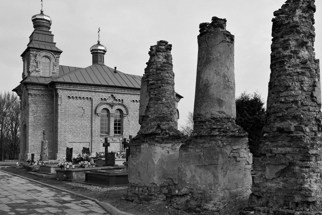 Orthodox cemetery chapel dedicated to St. Martyr Paul, built in 1901 in the town of Sokólka in Podlasie, Poland 2000pc PuzzleBlack and White