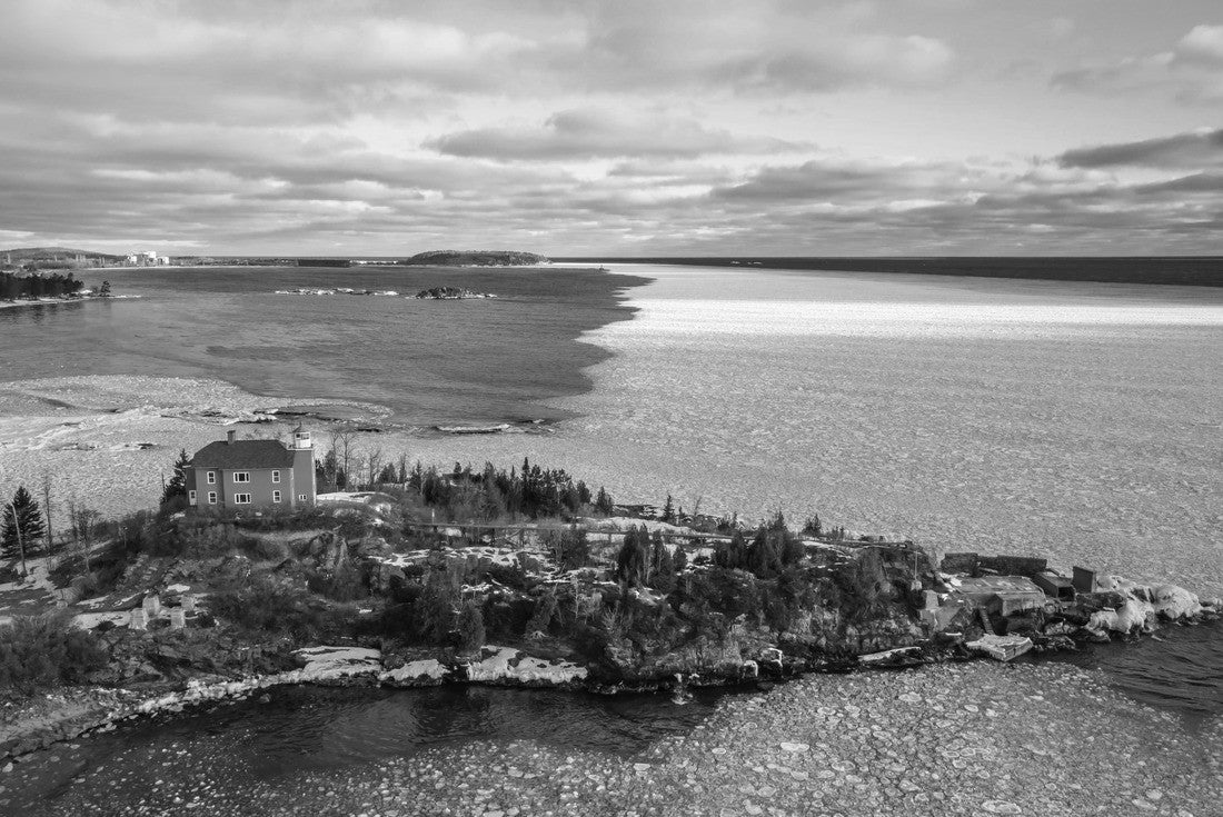 Marquette-Hafen Lighthouse in Michigan Upper Peninsula during winter time 2000pc PuzzleBlack and White