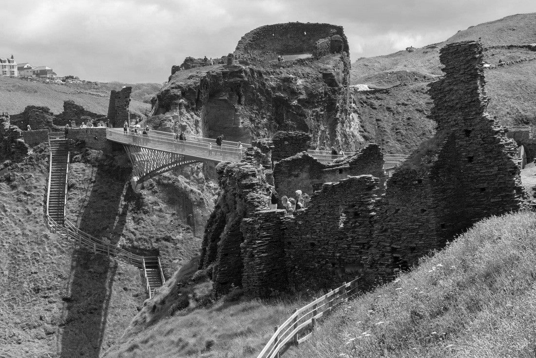 the footbridge and castle ruins at Tintagel Castle in Cornwall, United Kingdom 2000pc PuzzleBlack and White