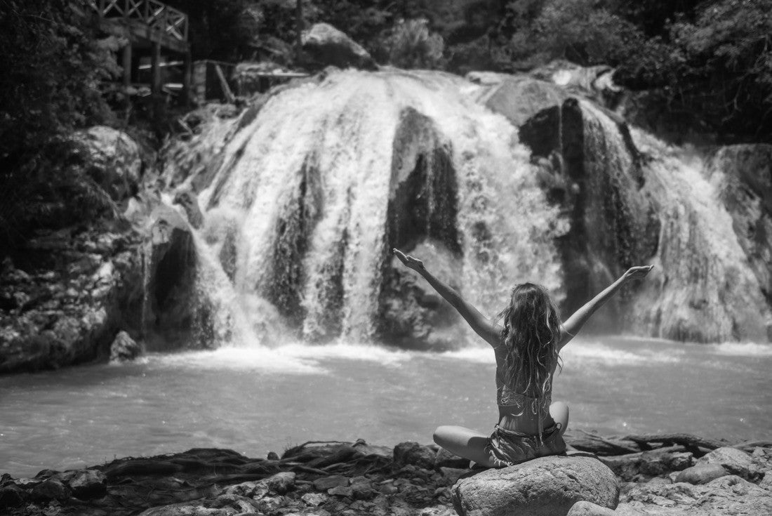 Young woman on beautiful waterfall in Chiapas, Mexico 2000pc PuzzleBlack and White