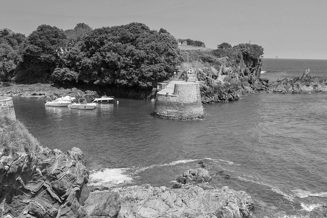 Mundaka town area in the Urdaibai nature reserve, Spain 2000pc PuzzleBlack and White