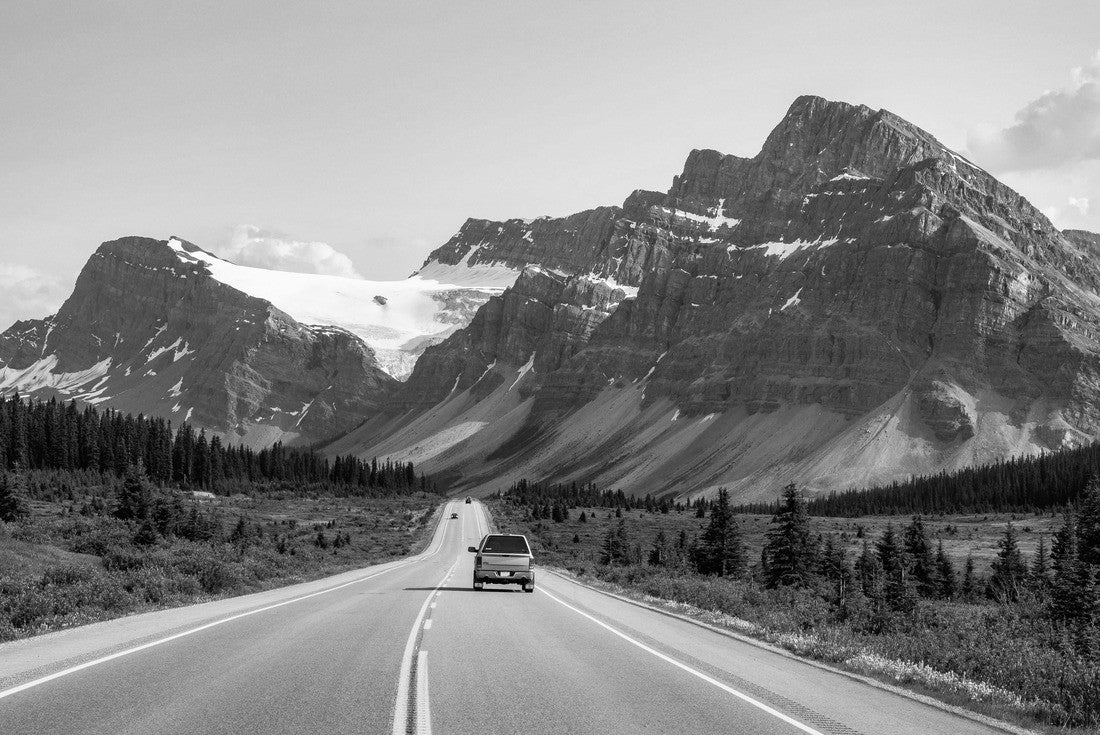 Icefields Parkway between Banff National Park and Jasper in Alberta, Canada 2000pc PuzzleBlack and White