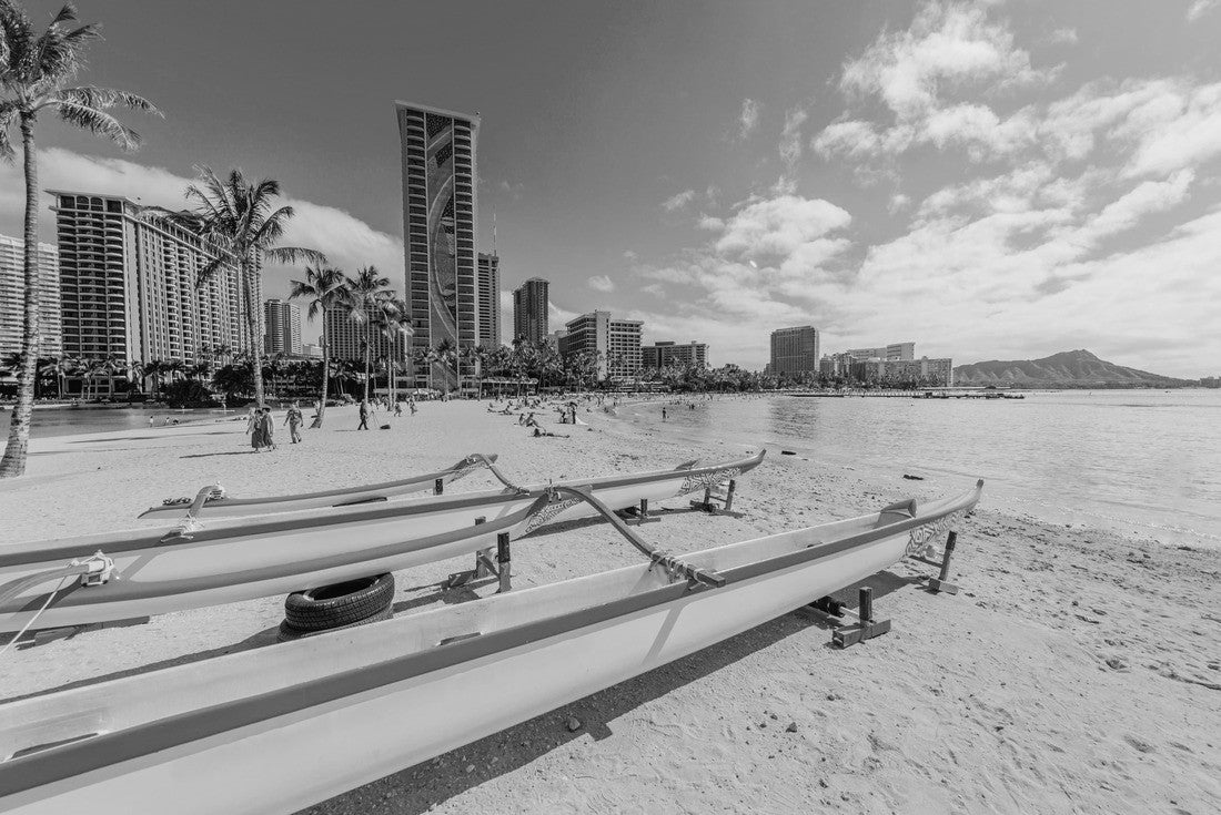 Waikiki beach landscape with racing canoe boats. Honolulu city, Oahu, Hawaii 2000pc PuzzleBlack and White