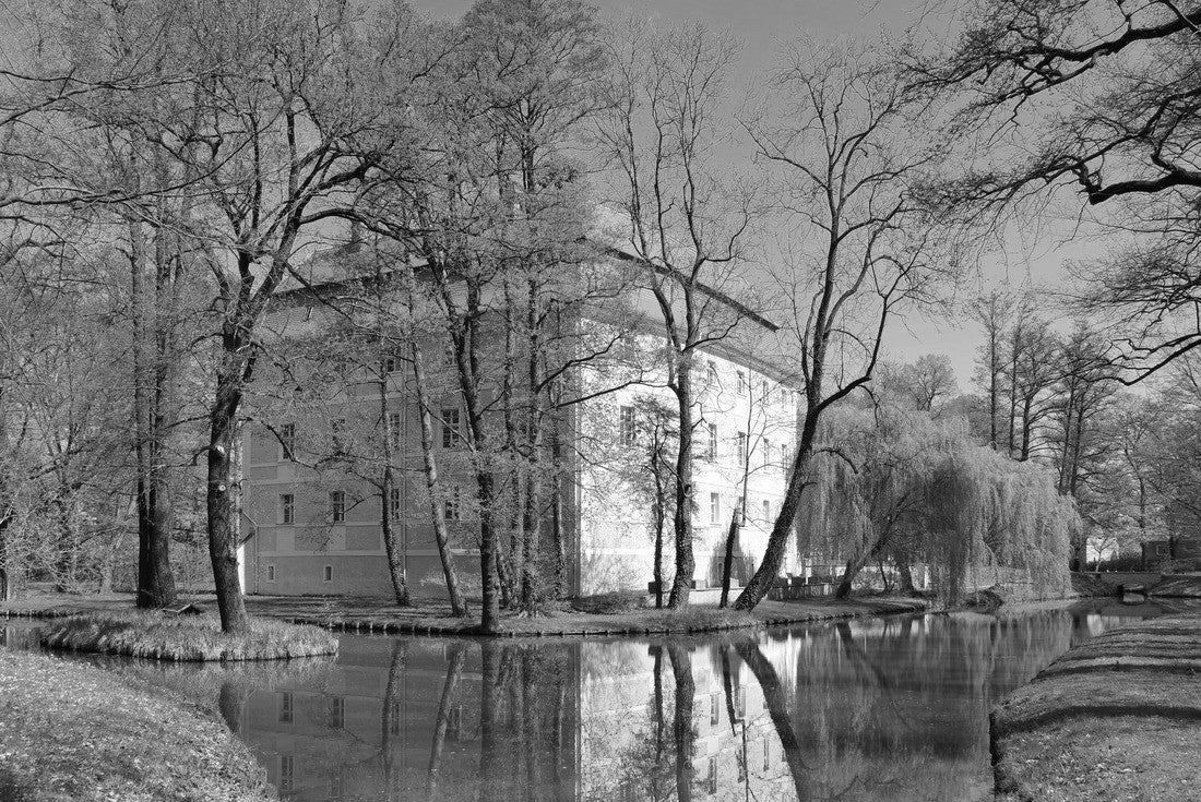 Vetschau Castle in Brandenburg in spring, Germany 2000pc PuzzleBlack and White