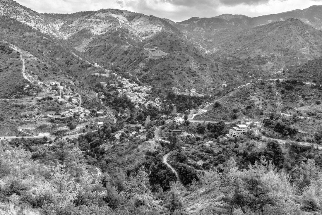 Oikos mountain village in the Troodos mountain range in Cyprus 2000pc PuzzleBlack and White